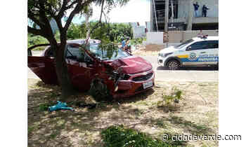 Carro desgovernado invade canteiro central de Avenida no Piauí - Parnaiba - Cidade Verde