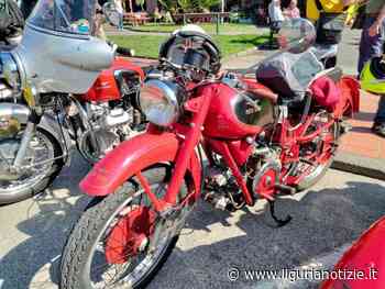 Recco, cento moto d’epoca Guzzi sul lungomare Bettolo - Liguria Notizie
