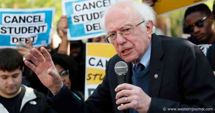 Look What Camera Caught Bernie Sanders Doing on an Airplane