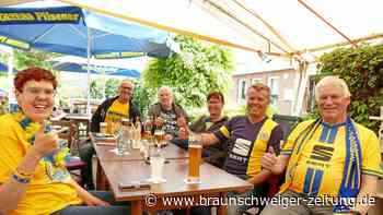 Eintracht-Fans feiern friedlich, dann wird’s ruppiger