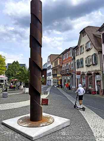 Stahlskulpturen mit Orangeton - Lahr - Badische Zeitung