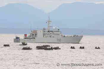 Army, navy storm Island beach in joint training operation – Saanich News - Saanich News