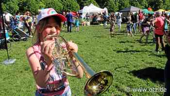 Sonne, Familie und 90 Aussteller: Tausende Besucher im Paradies