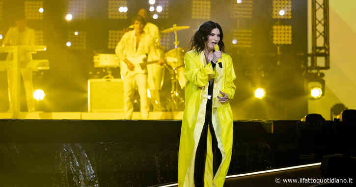 Eurovision 2022, la diretta della finale: Laura Pausini apre con un medley. Con lei sul palco il compagno chitarrista Paolo Carta