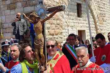 Bagno di fedeli sul porto di Trani per accogliere il "Crocifisso di Colonna" (FOTO E VIDEO) - TraniViva