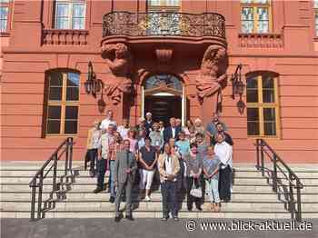 Clemens Hoch begrüßt Besuchergruppe aus Andernach - Blick aktuell