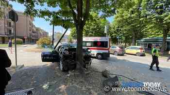 Incidente a Orbassano, auto contro un albero: conducente portata in ospedale - TorinoToday