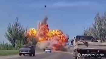 Geschützturm fliegt durch die Luft | Hier explodiert ein Russen-Panzer - BILD