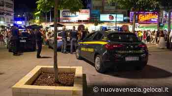 Riparte la stagione a Jesolo, via ai controlli notturni. Le forze dell'ordine in piazza Mazzini - La Nuova Venezia