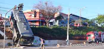 Ônibus cai em escada na região do Valo Velho, Zona Sul de São Paulo - | Diario dos Trilhos