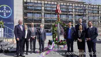 Scholz und Lauterbach bei Bayer | APOTHEKE ADHOC - APOTHEKE ADHOC