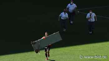 Augsburg-Keeper Gikiewicz eilt Ex-Bayern-Talent Dorsch mit Trage zur Hilfe! Dramatische Bilder am 34. Spieltag in der Bundesliga. - BILD