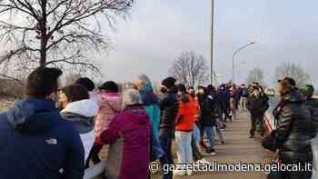 Fiorano, tifosi sul cavalcavia del circuito Ferrari: «Troppi rischi, facciamo una tribuna» - La Gazzetta di Modena