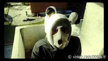 Vercelli, giovanissimi in posa con soldi, armi e droga come in 'Gomorra': la baby gang si consacra con un video rap - Repubblica TV