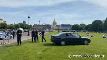 Paris : la police interpelle un individu qui circulait en voiture sur le terre-plein des Invalides - Le Parisien