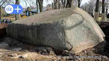 400 Tonnen schwerer Stein im Sand: Riesen-Findling in Altentreptow wird angehoben - Ostsee Zeitung