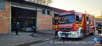 Bombeiros controlam incêndio em barracão no Bairro Jardim da Serra em Capinzal - Rádio Capinzal