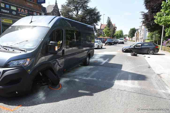 Sint-Gillislaan tijdlang afgesloten door botsing van twee voertuigen