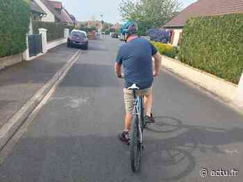 @Xylome, le cycliste de Caen qui tape à la vitre des automobilistes et leur met des autocollants - actu.fr