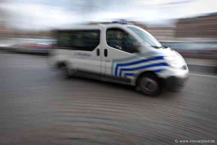 Vijf auto’s beschadigd bij wilde politieachtervolging, inzittenden vluchten naar Frankrijk en zijn nog altijd spoorloos