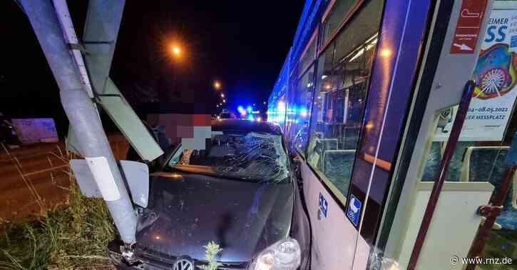 Mannheim:  Feuerwehr muss Frau nach Tram-Unfall über Beifahrerseite retten