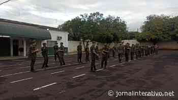 Polícia Militar ministra treinamento aos atiradores do Tiro de Guerra em Dracena - Jornal Interativo