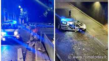 Abbatte con la Bmw il parapetto del viadotto, ringhiera e detriti colpiscono auto in transito