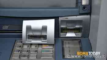 Pensionata picchiata e rapinata mentre preleva denaro al bancomat