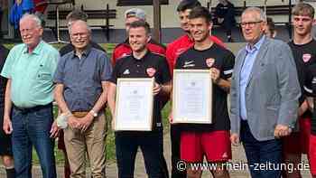 Schiedsrichterin bewusstlos: Boos und Remmy sind als Retter direkt zur Stelle und werden geehrt - Rhein-Zeitung