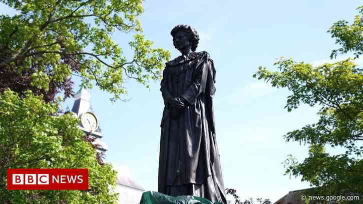 Grantham: Margaret Thatcher statue lowered into place - BBC