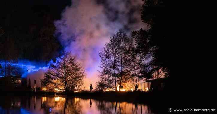 Meterhohe Feuersäule über Campingplatz