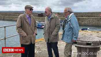Dutch documentary crew visits Cornwall with WW2 evacuee trio - BBC