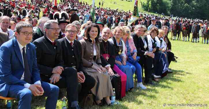 Tausende Schützen des Alpenraums treffen sich in Südtirol