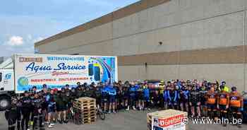 Wielertoeristenclubs verzamelden voor een gezamenlijke rit - Het Laatste Nieuws