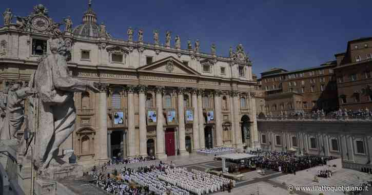 Il prete esploratore Charles De Foucauld, il giornalista olandese e il primo beato indiano. Canonizzati 10 nuovi santi: ecco chi sono