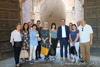 Vigevano: una delegazione del comune di Garlasco visita castello e piazza Ducale - Vigevano24.it