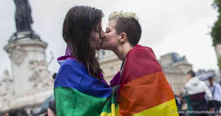 Giornata contro l’omofobia, circolare del ministero invita le scuole ad “approfondire il tema”. Protestano Fdi e Lega