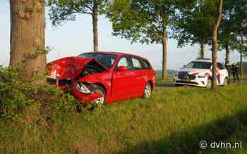 Auto botst frontaal op boom bij Stadskanaal. Inzittende raakt gewond - Dagblad van het Noorden