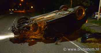 Auto ondersteboven na botsing tegen boom in Etten-Leur - BN DeStem
