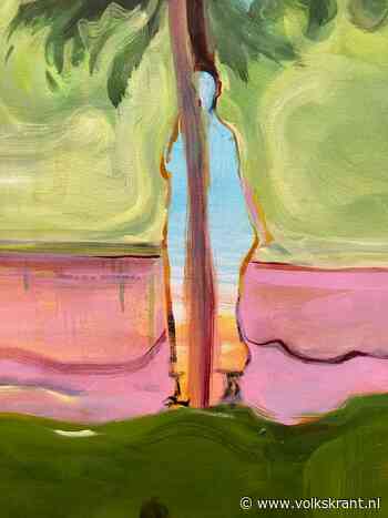 Wat dóét deze man daar, gehalveerd door een boom? | De Volkskrant - Volkskrant