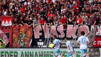 Schalke 04 bekommt Schale: Fans stürmen Rasen in Nürnberg