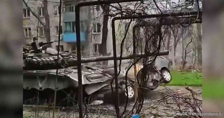 Guerra Russia-Ucraina, il video dei carri armati di Mosca che distruggono le auto dei civili a Mariupol. E i militari se la ridono