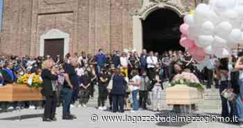 Madre e figlia uccise, in centinaia ai funerali a Samarate - La Gazzetta del Mezzogiorno