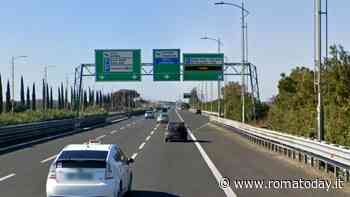 Incidente sulla Roma Fiumicino, carambola tra tre auto e una moto: morto un uomo