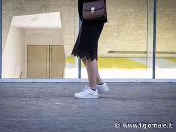 Segue e molesta barista. E viene picchiato dal padre della 18enne