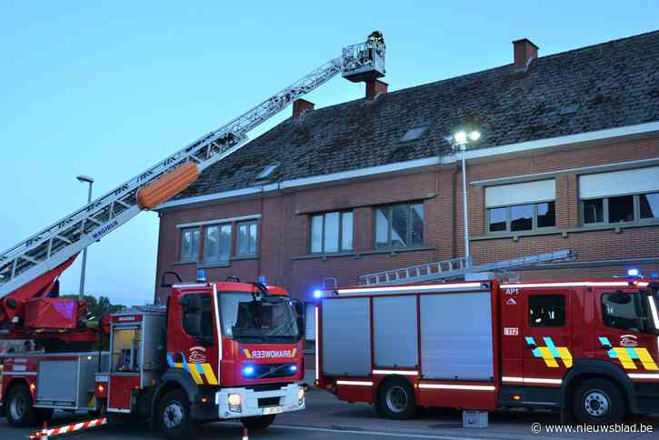 Brandweer controleert zwarte rook
