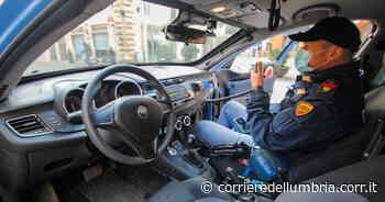 Foligno, uomo ubriaco parcheggia vicino al cimitero, si toglie le scarpe e si addormenta: denunciato dalla polizia - Corriere dell'Umbria