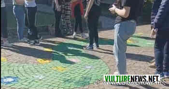 Melfi: oltre 500 bambini in strada realizzano il dragone arcobaleno della pace lungo ben 215 metri! L'iniziativa - vulturenews.net