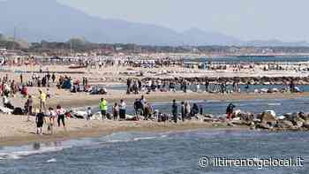 Marina di Massa, in spiaggia tornano i turisti stranieri: sarà un fine settimana da tutto esaurito - Il Tirreno