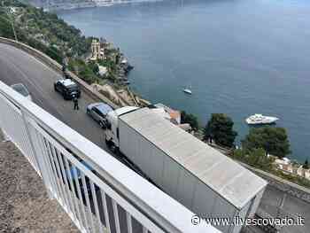 Autoarticolato sovradimensionato si avventura sulla strada per Ravello, bloccato a Castiglione - Il Vescovado Costa di Amalfi